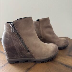 Sorel Joan Zip Omega Taupe Wedge Ankle Boots